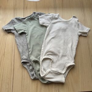 H&M Ribbed Short-Sleeve Bodysuit Trio - White, Sage, Gray